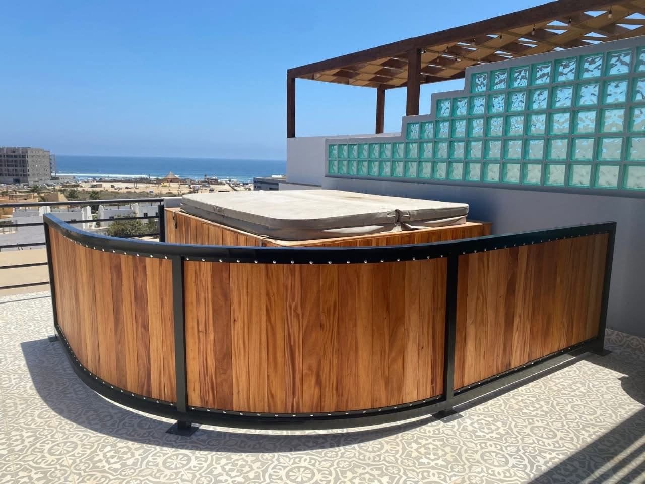 Wood and steel rooftop jacuzzi enclosure with ocean view